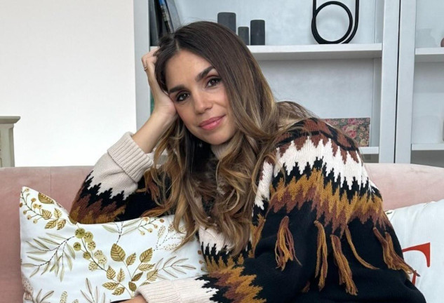 Elena Furiase sentada en un sofá, en una imagen de redes.