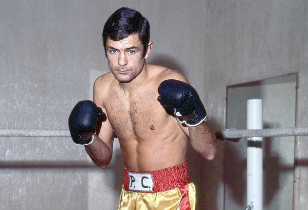 Pedro Carrasco posa con los guantes de boxeo en Madrid, en 1967.