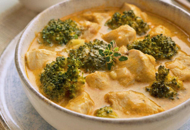 Pollo al curri con brócoli
