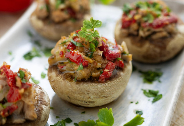 Champiñones rellenos de atún y pimientos
