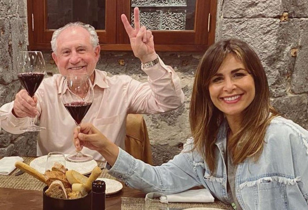 Nuria Roca en una imagen en un restaurante con su padre, Alfredo