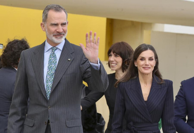 El rey Felipe VI y la reina Letizia con otras autoridades a su llegada al centro Niemeyer de Avilés