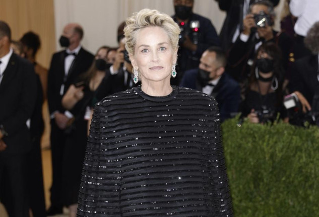 Sharon Stone en una imagen con un vestido negro en 2021