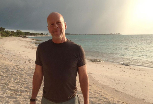 Bruce Willis en la playa, en una imagen compartida por su mujer anunciando que padece demencia