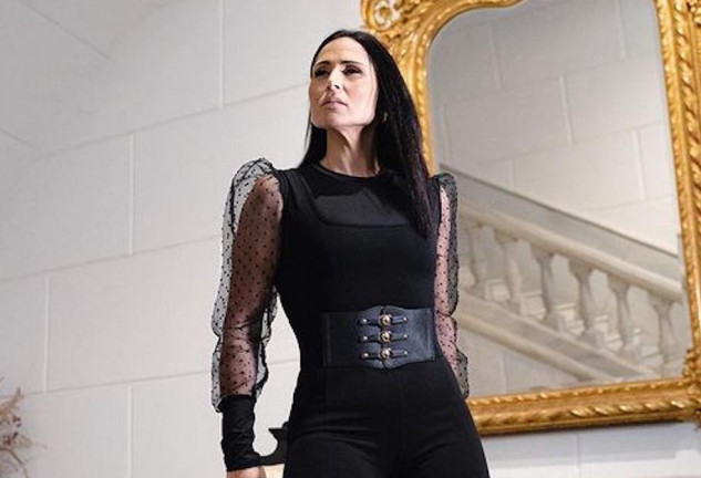 Rosa López vestida de negro en una imagen de su videoclip 'Puertas Abiertas'.