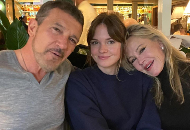 Antonio Banderas, Stella del Carmen y Melanie Griffith posan juntos (Instagram)