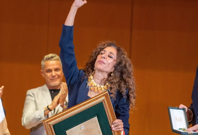La cantante, Rosario Flores hija de Lola Flores recibe el título de Hija Predilecta en nombre de su madre, en Cádiz.
