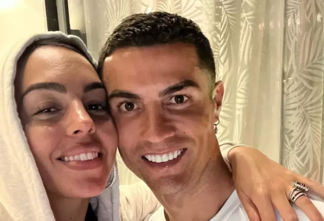 Georgina Rodríguez y Cristiano Ronaldo en un selfie de redes.