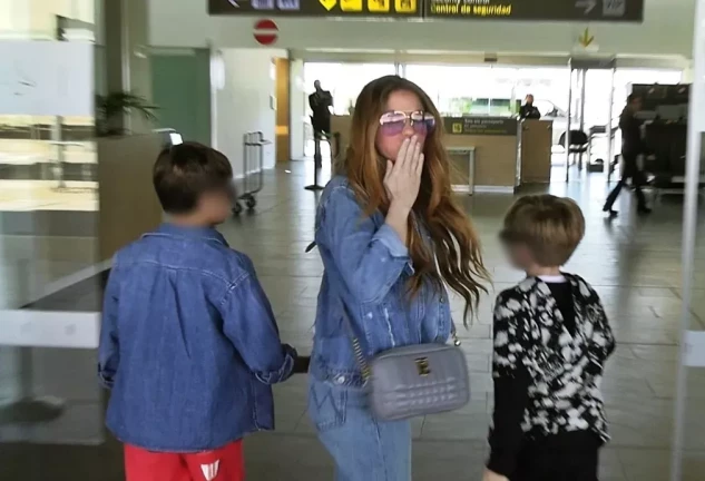 Shakira y sus hijos llegan al aeropuerto de Barcelona (EP)