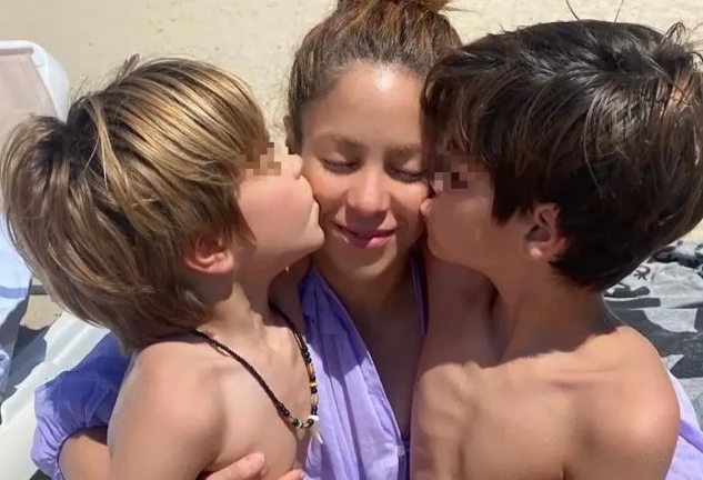 Shakira con sus hijos en la playa en una foto de redes.