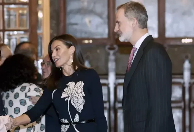 La reina Letizia y el rey Felipe VI en el Bicentenario del Ateneo de Madrid en abril de 2023.