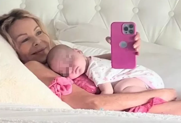 Ana Obregón en un selfie en el espejo con su nieta.