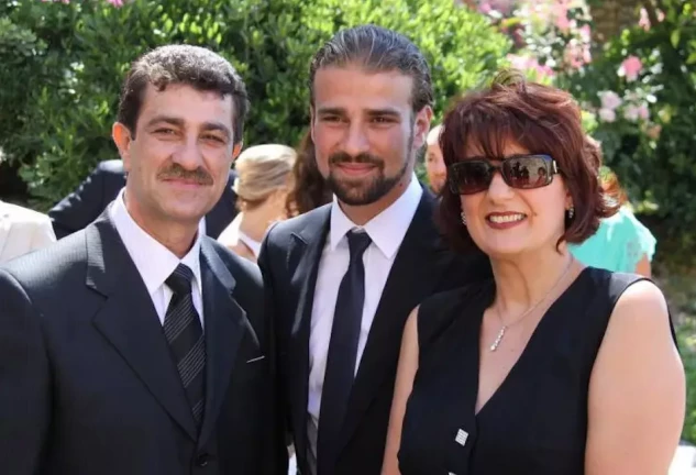 Mario Biondo en su boda en una imagen con sus padres.