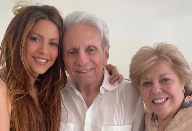 Shakira posa junto a sus padres, William Mebarak y Nidia del Carmen Ripoll (Instagram)