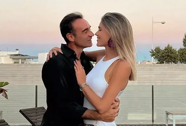 Enrique Ponce abrazando a Ana Soria.