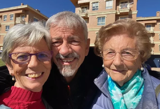 Carlos Sobera posa, muy feliz, con su hermana (izq.) y su madre (dcha.).