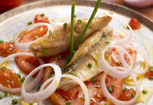 Ensalada de tomates y jureles