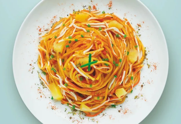 Espaguetis con surimi y piña