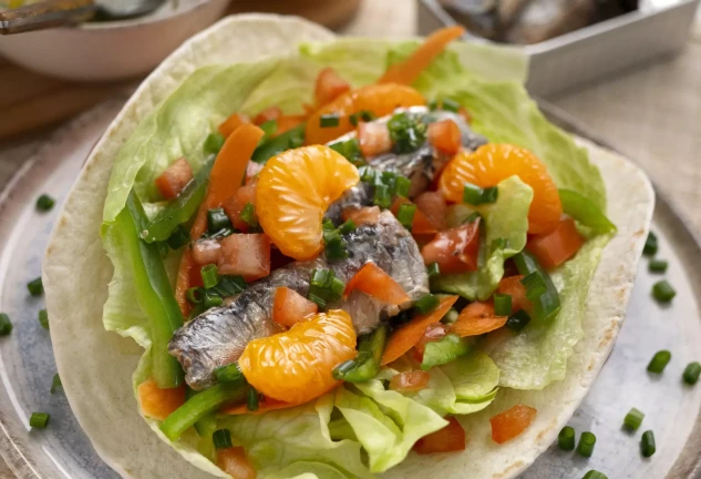Fajitas con sardinas, lechuga, pimiento verde y zanahoria