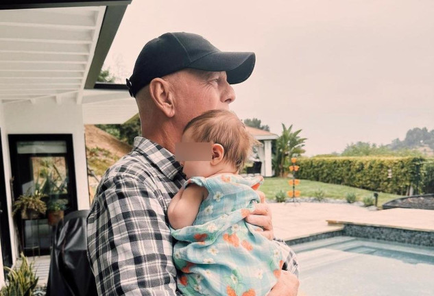 Bruce Willis con su nieta en brazos.