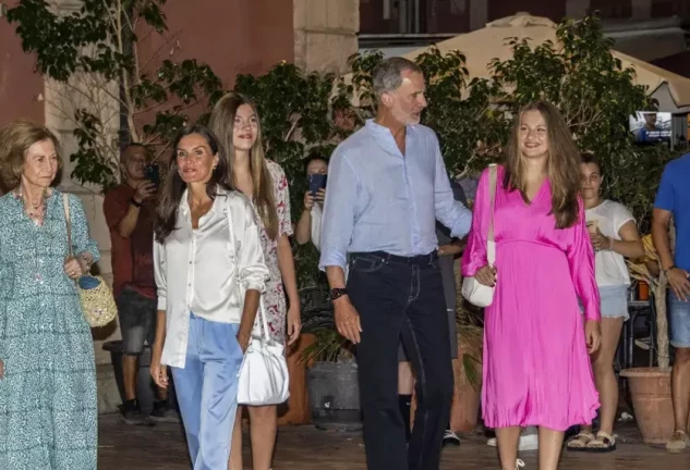 Los Reyes con sus hijas y la reina emérita yendo el cine en Mallorca.