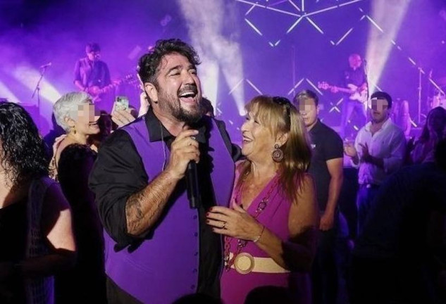 Antonio Orozco en un concierto con su madre
