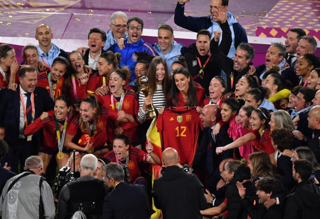 La reina Letizia y la infanta Sofía celebran la victoria de España con las jugadoras.