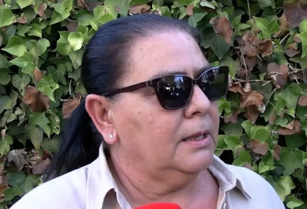 María del Monte habla con la prensa tras el atraco en su casa.