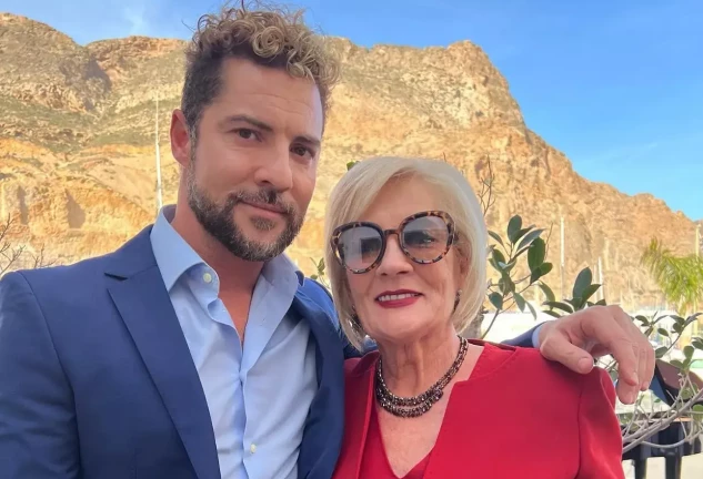 El artista confiesa que mima cuanto puede a su progenitora, María.
