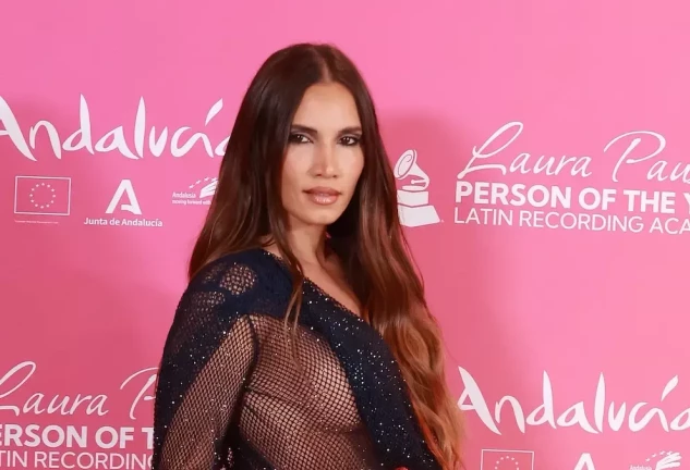 India Martínez posa en la alfombra roja de la Gala 'Person of the year' de los Latin Grammy