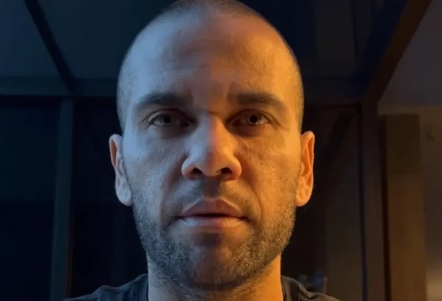 Dani Alves en una imagen de redes, serio