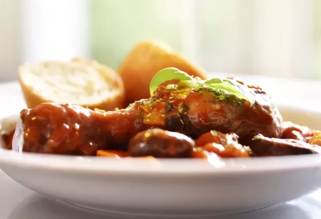 Coq au Vin (pollo al vino tinto) con champiñones y puré de patatas