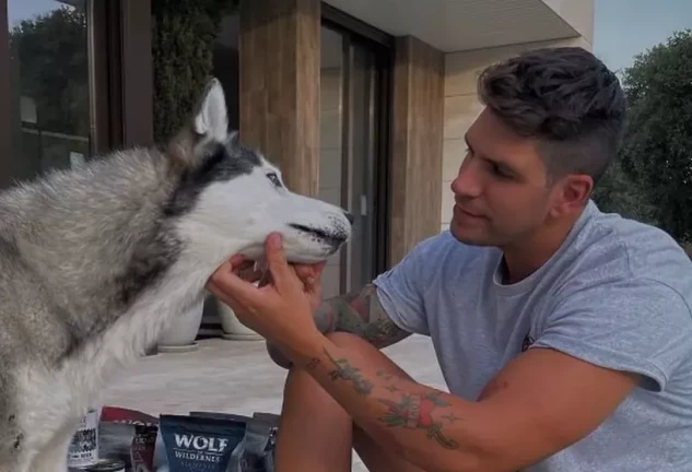 Diego Matamoros junto a su perro, Nanuk (Instagram)