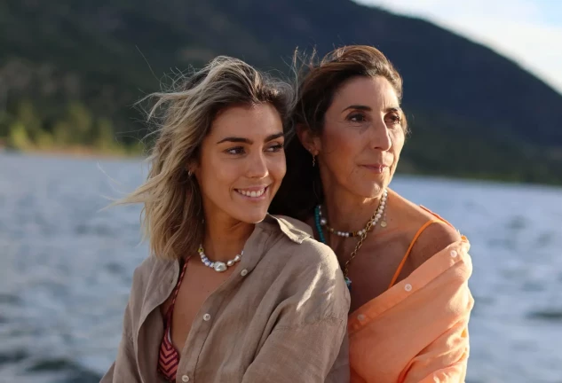 Paz Padilla y Anna Ferrer posando juntas en el mar.