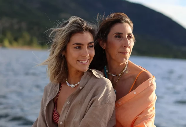 Paz Padilla y Anna Ferrer posando juntas en el mar.