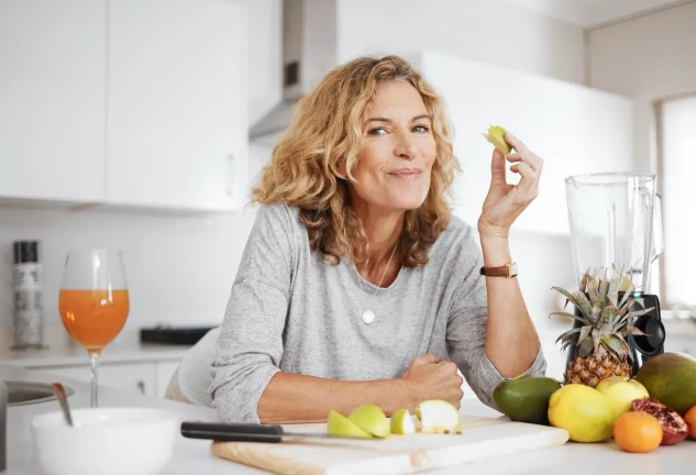 mujer comiendo fruta dieta piel perfecta