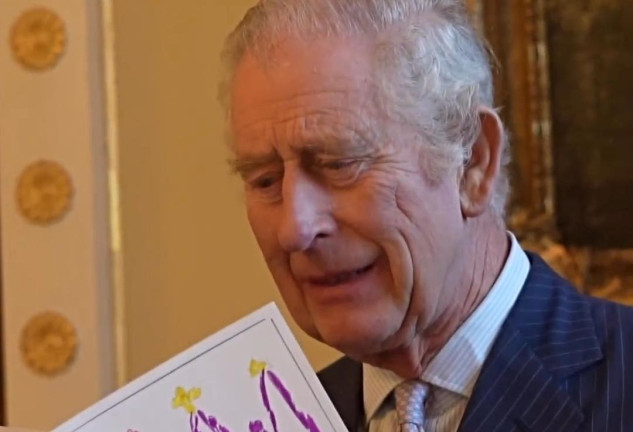Carlos III abriendo algunas de las postales y dibujos que ha recibido.