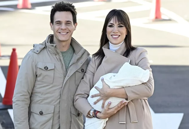 Christian Gálvez y Patricia Pardo saliendo del hospital Ruber Internacional para presentar a la prensa a su primer hijo en común, Luca