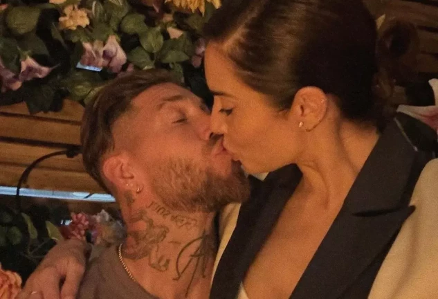 Pilar Rubio con Sergio Ramos en cumple beso