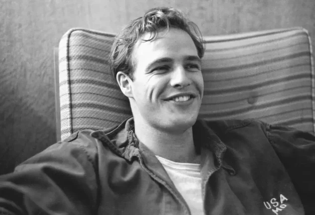 Marlon Brando  joven sonriendo