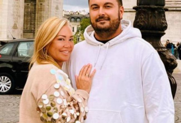 Belén Esteban y su marido posando en París para redes sociales
