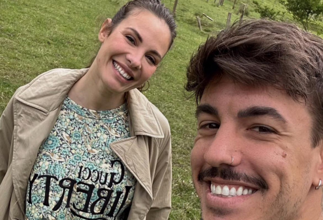 Jessica Bueno y Luitingo posando para redes sociales