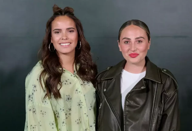 Gloria Camila y Rocío Flores posando juntas.