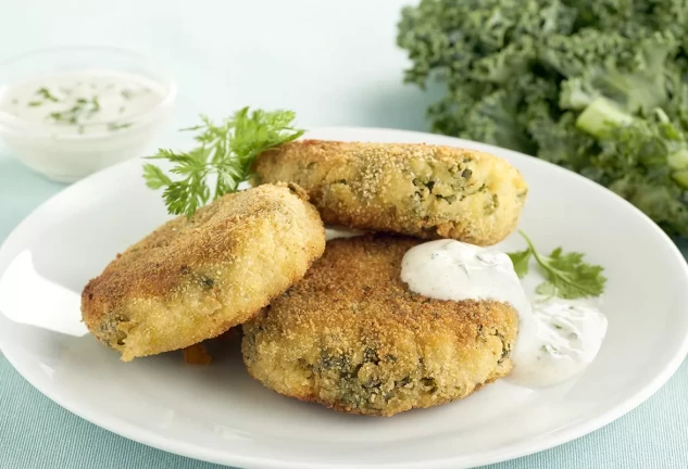 Pastelitos de patata y kale con salsa de yogur