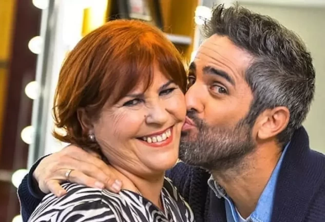 Roberto Leal besa a su madre