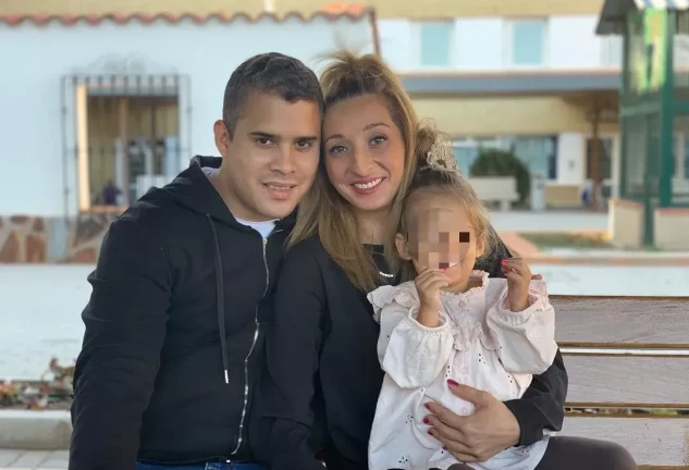 Imagen de la pareja, José Fernando y Michu, con la hija de ambos.