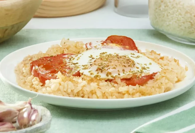 Arroz fácil al horno con tomate y huevo