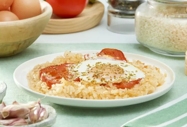 Arroz fácil al horno con tomate y huevo