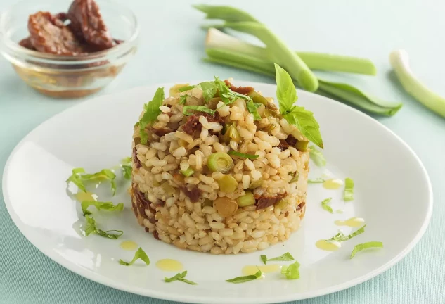 Arroz integral con ajos tiernos y tomates secos