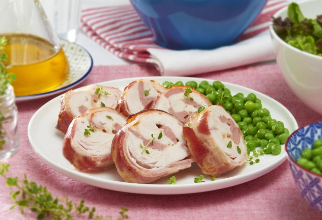 Pechugas de pollo rellenas con guisantes.